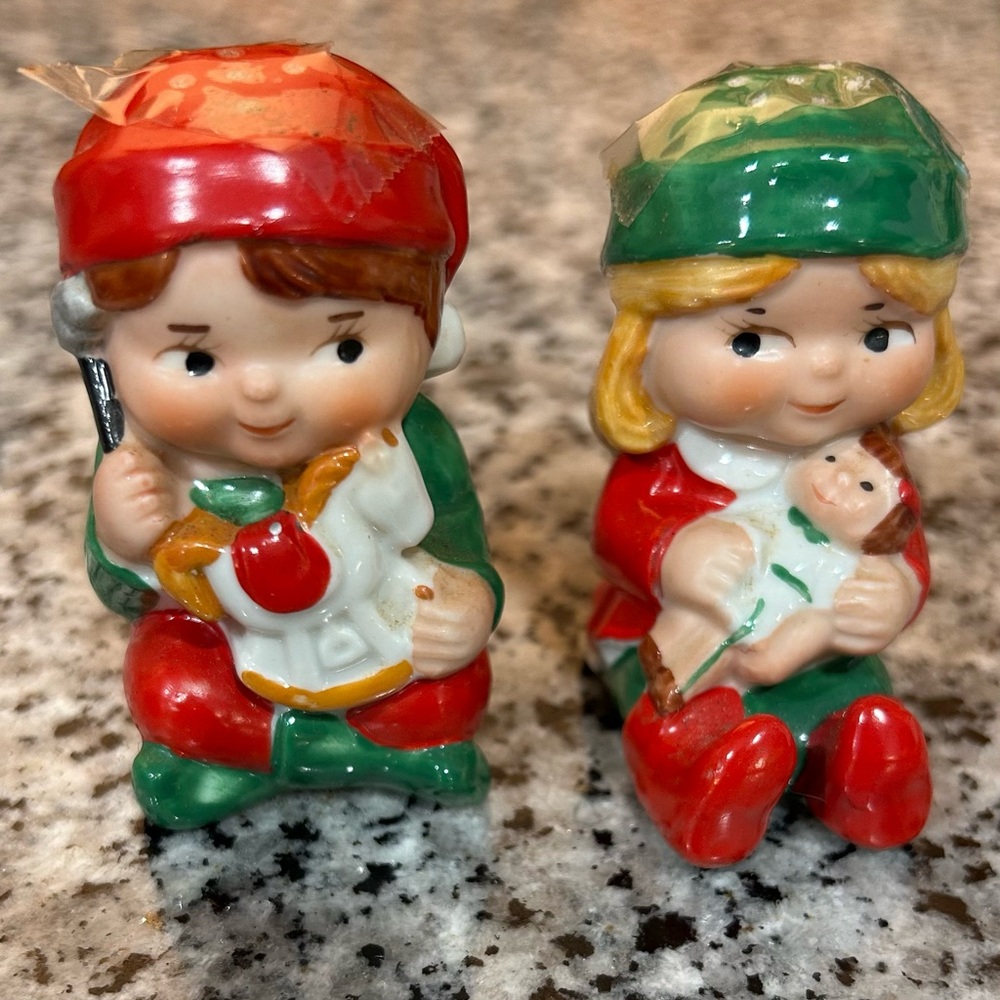 VINTAGE AVON 1983 Porcelain Hand Painted Santa’s Elves Salt n Pepper Shakers 🎄